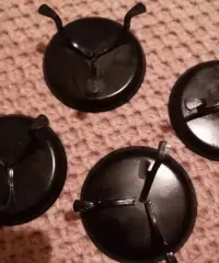 5 metaloweych  świeczników na nóżkach. — ujęcie 2