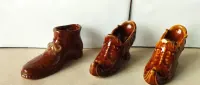 9 Figurek Bucików Butów z porcelitu kolor musztardowy ciemny brąz PRL — ujęcie 5