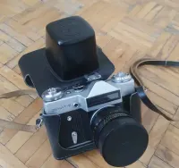 Aparat fotograficzny z dawnych lat  ZENIT E oraz flesz osobno — ujęcie 5