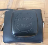 Aparat fotograficzny z dawnych lat  ZENIT E oraz flesz osobno — ujęcie 2