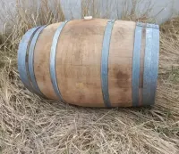 Beczka dębowa 140l zalewana czerwonym winem w Hiszpanii. Dąb francuski — ujęcie 3
