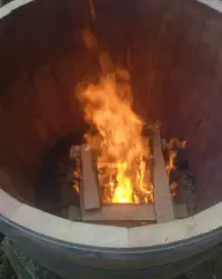 Beczka dębowa 140l zalewana czerwonym winem w Hiszpanii. Dąb francuski — ujęcie 5