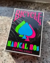 Bicycle Radical 80s - nowa, zafoliowana talia kart — ujęcie 3