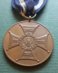 Brązowy medal "Zasłużonym na Polu Chwały" — ujęcie 3