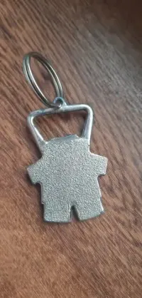 Breloczek prl otwieracz — ujęcie 2
