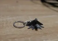 Brelok medalion Wiedźmin szkoła wilka The Witcher — ujęcie 2