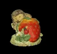 ceramiczna stara figurka jeż na truskawce — ujęcie 2