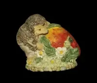 ceramiczna stara figurka jeż na truskawce — ujęcie 4