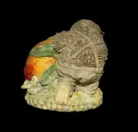 ceramiczna stara figurka jeż na truskawce — ujęcie 5