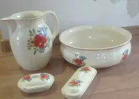 Ceramiczny komplet łazienkowy z dekoracja kwiatową — ujęcie 2