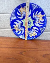 Ceramiczny talerz dekoracyjny / ozdobny ręcznie malowany - U — ujęcie 2