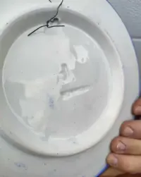 Ceramiczny talerz dekoracyjny / ozdobny ręcznie malowany - U — ujęcie 3