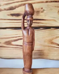 Ciekawa drewniana sygnowana afrykańska figurka — ujęcie 2