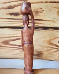 Ciekawa drewniana sygnowana afrykańska figurka — ujęcie 3