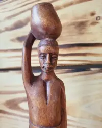 Ciekawa drewniana sygnowana afrykańska figurka — ujęcie 5