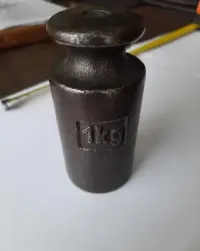 Ciężarek 1 kg odważnik do wagi staroć , antyk — ujęcie 4