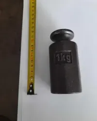 Ciężarek 1 kg odważnik do wagi staroć , antyk — ujęcie 2