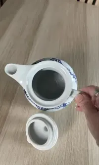 Czajnik porcelana Karolina wzór Euforia vintage – wys. 16 cm, z pokrywką — ujęcie 2