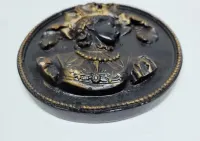 Dama w kapeluszu, emblemat — ujęcie 2