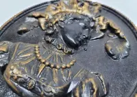 Dama w kapeluszu, emblemat — ujęcie 4