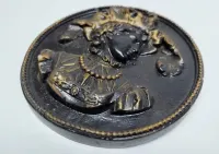 Dama w kapeluszu, emblemat — ujęcie 5