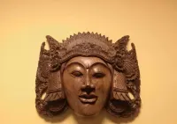Drewniana maska bogini z Bali — ujęcie 4