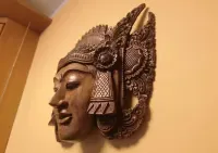 Drewniana maska bogini z Bali — ujęcie 2