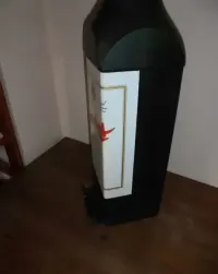 dużą drewniana reklamowa butelka — ujęcie 3