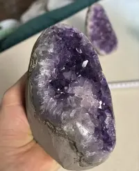 Duży naturalny piekny ametyst w geodzie — ujęcie 4