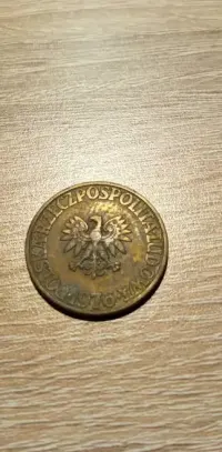 Dwie monety 5 złotych 1976 i 1977 bez znaku mennicy — ujęcie 2