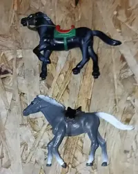 Dwie stare vintage figurki koni — ujęcie 2