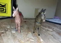 Dwie stare vintage figurki koni — ujęcie 2