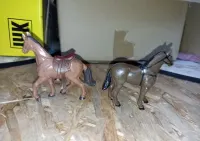 Dwie stare vintage figurki koni — ujęcie 3