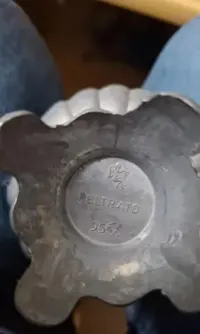 Dzbanek włoski z cyny pewter Peltrato 95% cyna — ujęcie 3