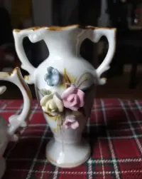 Dzbanuszek i flakon zdobione kwiatami — ujęcie 3