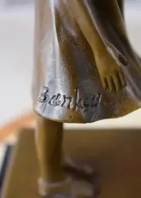 Dziewczyna z Sercem - BANKSY - Nowoczesna Statuetka - Figura z Brązu — ujęcie 2