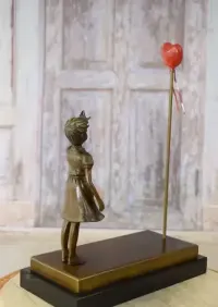 Dziewczyna z Sercem - BANKSY - Nowoczesna Statuetka - Figura z Brązu — ujęcie 5