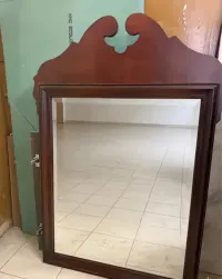 Elegansckie lustro fazowane w drewnianej ramie vintage — ujęcie 3