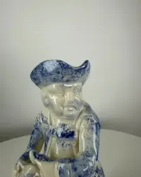 Figuralny dzbanek „Toby Jug” | ceramika w odcieniach kobaltu — ujęcie 3
