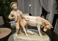 Figurka chłopca trzymającego Wołu — ujęcie 2