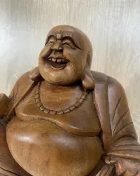 Figurka drewniana Budda — ujęcie 2