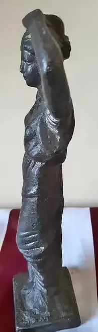 Figurka kobiety z brązu - 21 cm — ujęcie 2