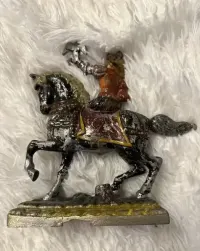 Figurka metalowa PRL — ujęcie 2