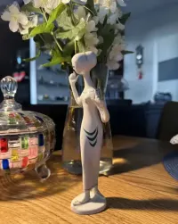 Figurka porcelanowa — ujęcie 2