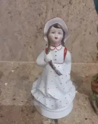 Figurka porcelanowa — ujęcie 3