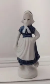 Figurka porcelanowa hand painted delft blue color — ujęcie 2