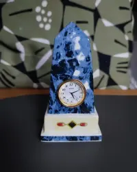 Figurka porcelanowa z zegarem — ujęcie 5