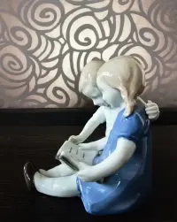 Figurka z porcelany Grafenthal dzieci z książką — ujęcie 2
