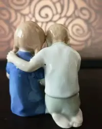 Figurka z porcelany Grafenthal dzieci z książką — ujęcie 3