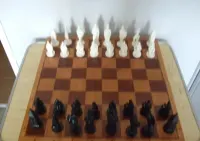 Figury szachowe plastykowe czarne, białe — ujęcie 2